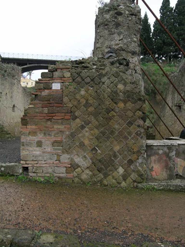 Ins. Or. II. 14, Herculaneum. December 2004. Façade on south side of entrance doorway.
Photo courtesy of Nicolas Monteix.